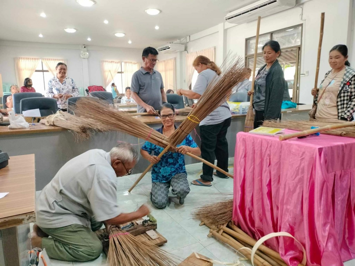 โครงการฝึกอาชีพผู้ด้อยโอกาสและคนพิการตำบลภูหลวงประจำปีงบประมาณ พ.ศ. 2567 (ทำไม้กวาด)