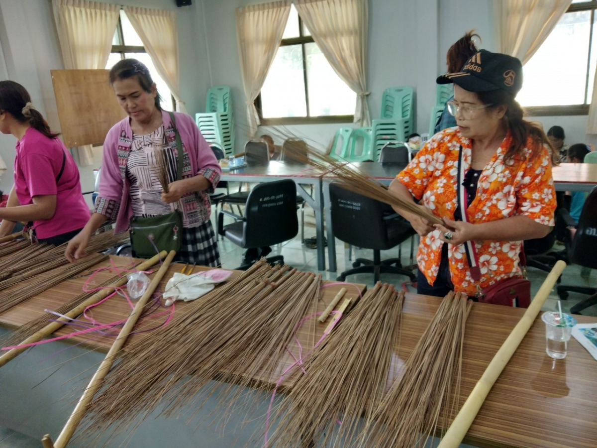 โครงการฝึกอาชีพผู้ด้อยโอกาสและคนพิการตำบลภูหลวงประจำปีงบประมาณ พ.ศ. 2567 (ทำไม้กวาด)