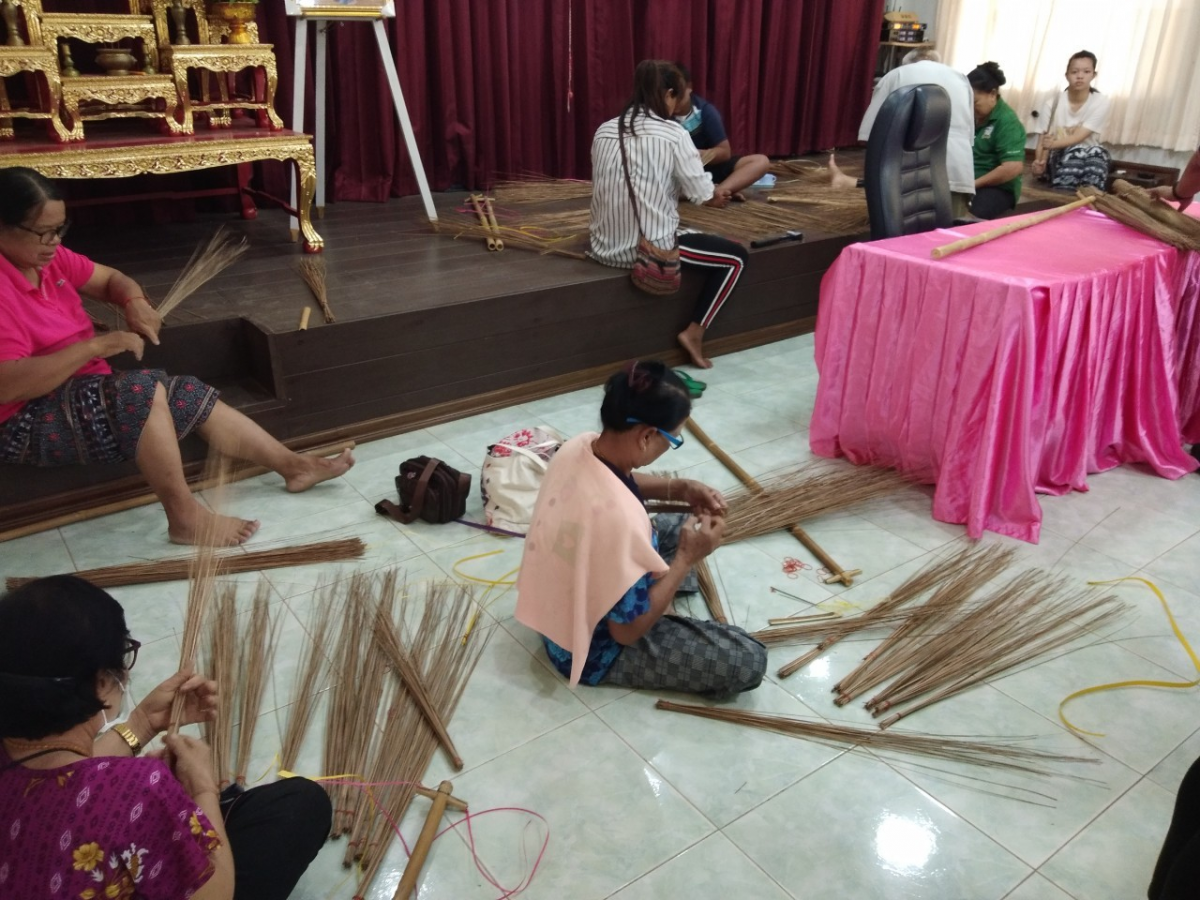 โครงการฝึกอาชีพผู้ด้อยโอกาสและคนพิการตำบลภูหลวงประจำปีงบประมาณ พ.ศ. 2567 (ทำไม้กวาด)