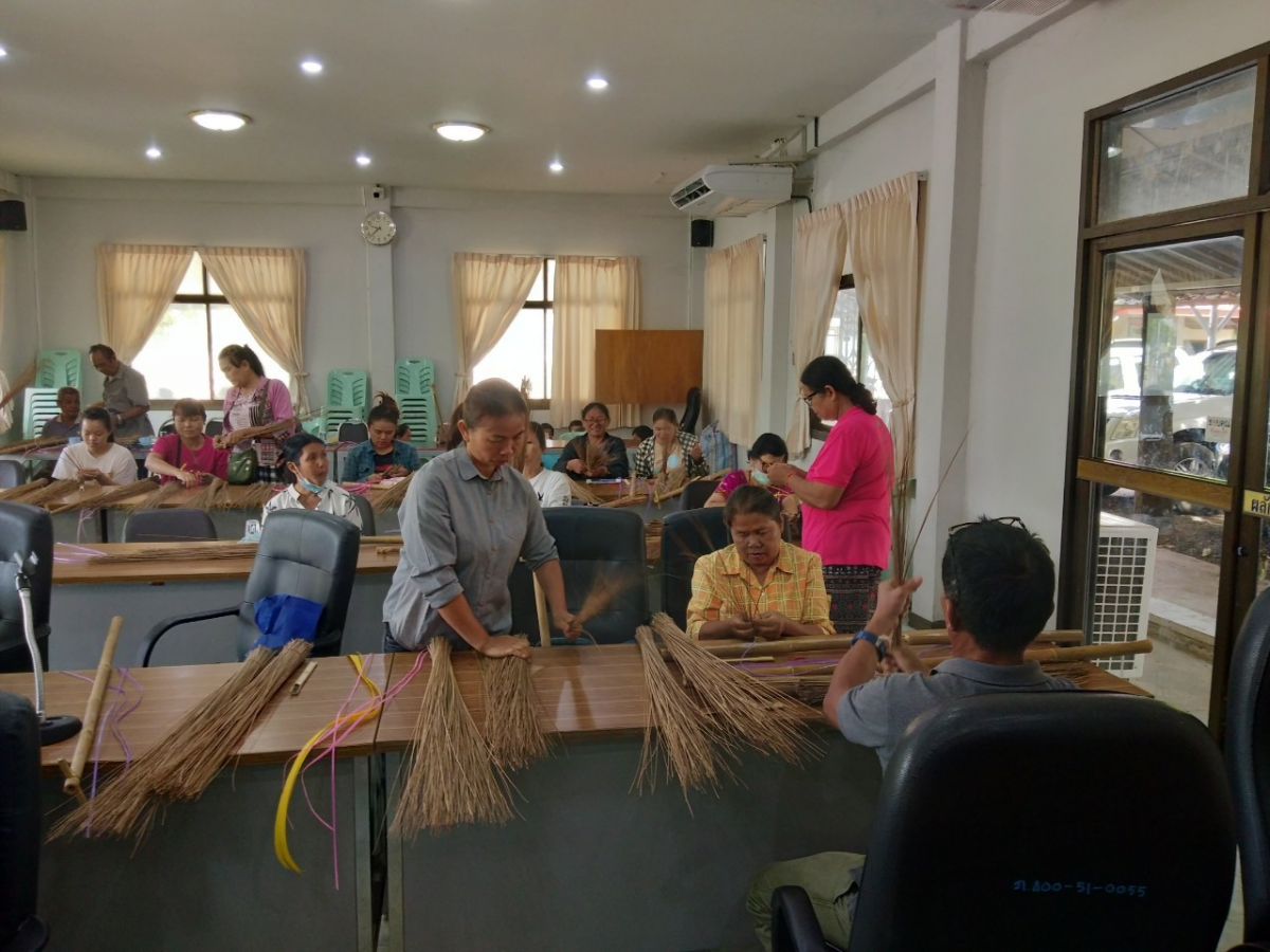 โครงการฝึกอาชีพผู้ด้อยโอกาสและคนพิการตำบลภูหลวงประจำปีงบประมาณ พ.ศ. 2567 (ทำไม้กวาด)