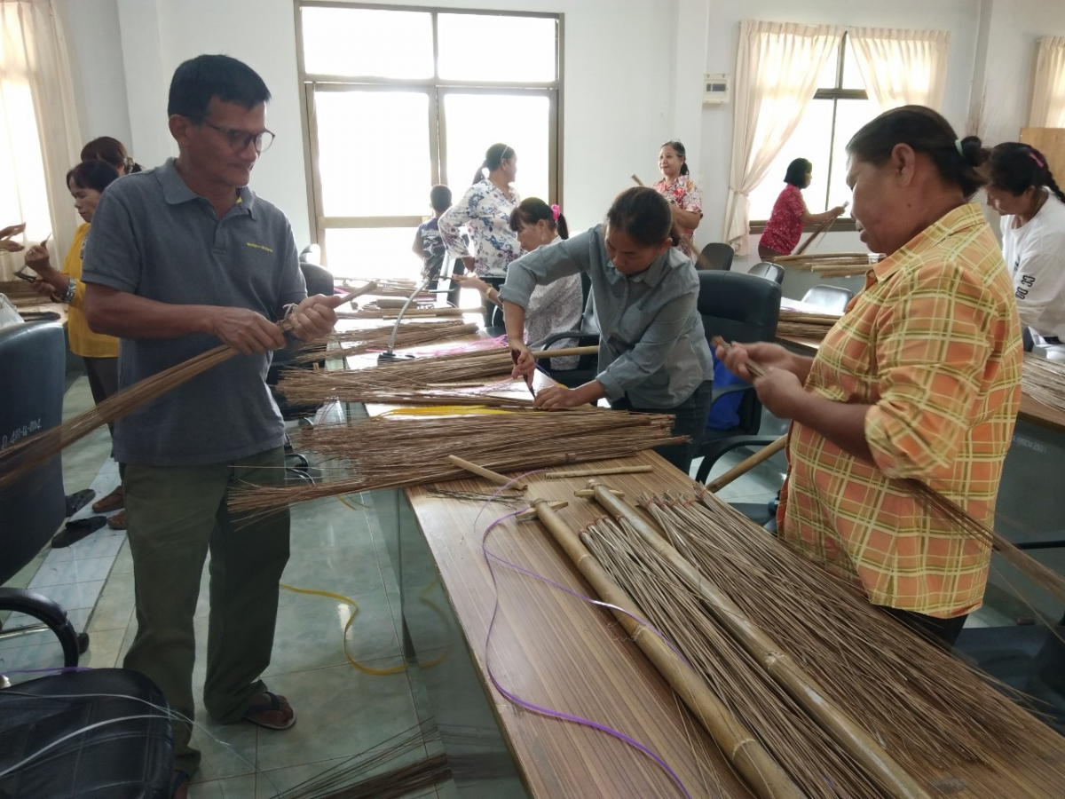 โครงการฝึกอาชีพผู้ด้อยโอกาสและคนพิการตำบลภูหลวงประจำปีงบประมาณ พ.ศ. 2567 (ทำไม้กวาด)