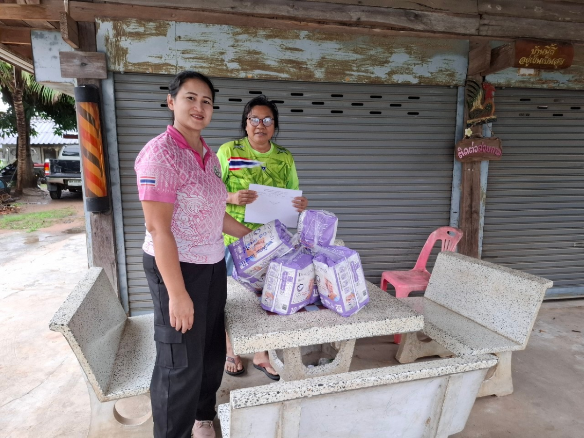 มอบผ้าอ้อมสำเร็จรูปให้แก่ผู้ป่วยติดเตียง ในความดูแลของศูนย์ส่งเสริมฟื้นฟูและพัฒนาคุณภาพผู้สูงอายุ และผู้พิการตำบลภูหลวง