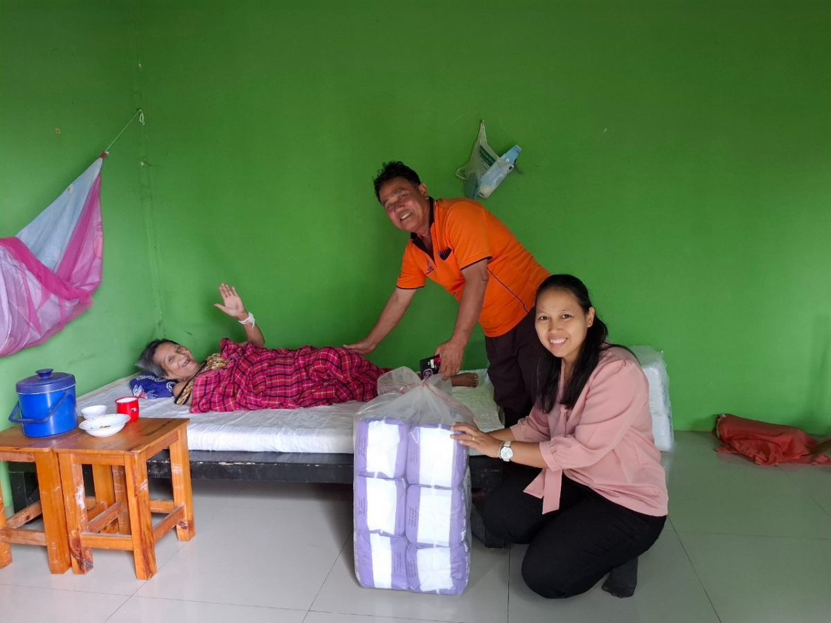 มอบผ้าอ้อมสำเร็จรูปให้แก่ผู้ป่วยติดเตียง ในความดูแลของศูนย์ส่งเสริมฟื้นฟูและพัฒนาคุณภาพผู้สูงอายุ และผู้พิการตำบลภูหลวง