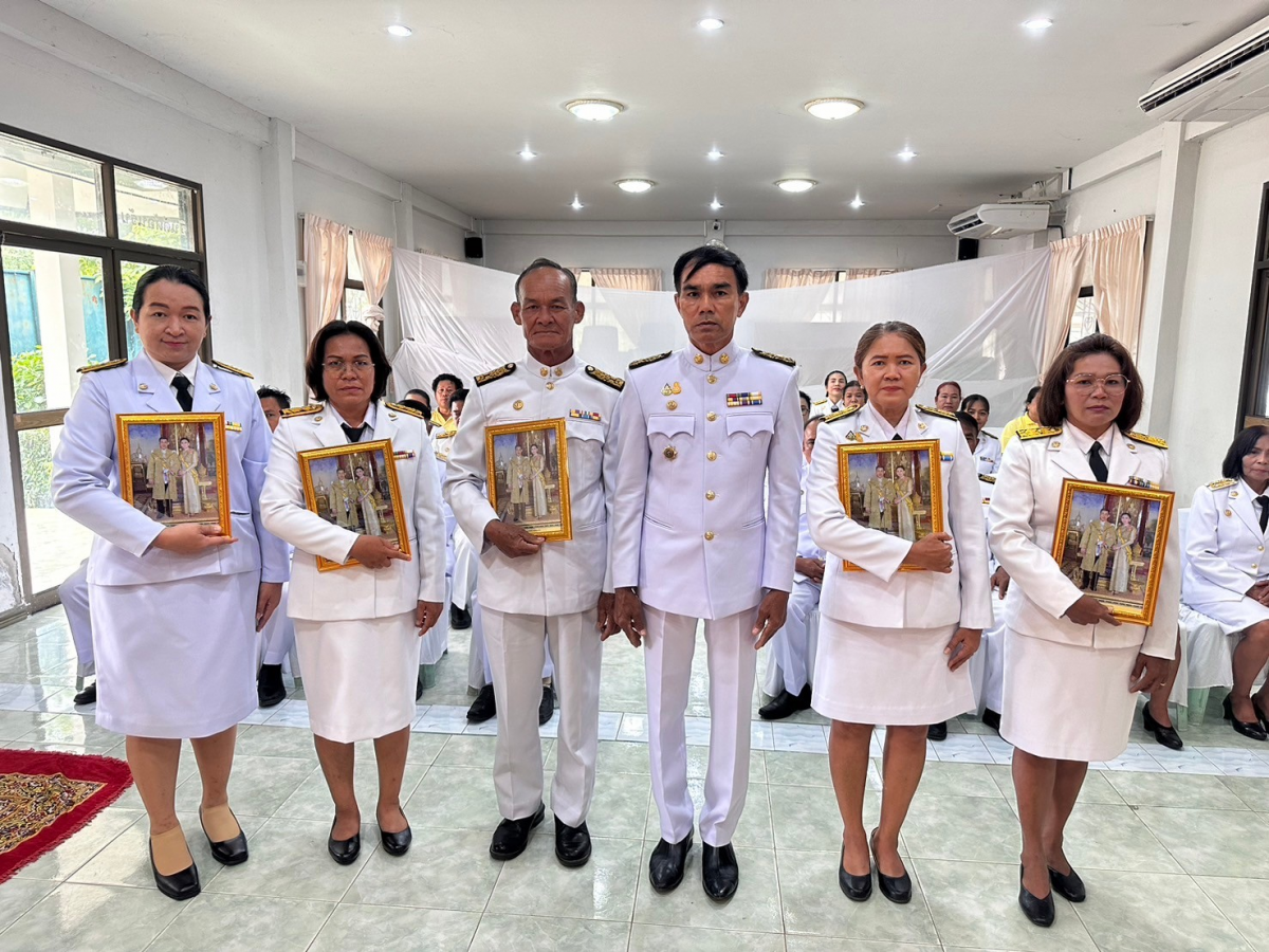 พิธีรับพระราชทานพระบรม ฉายาลักษณ์พระบาทสมเด็จพระเจ้าอยู่หัว และสมเด็จพระนางเจ้าฯ พระบรมราชินี