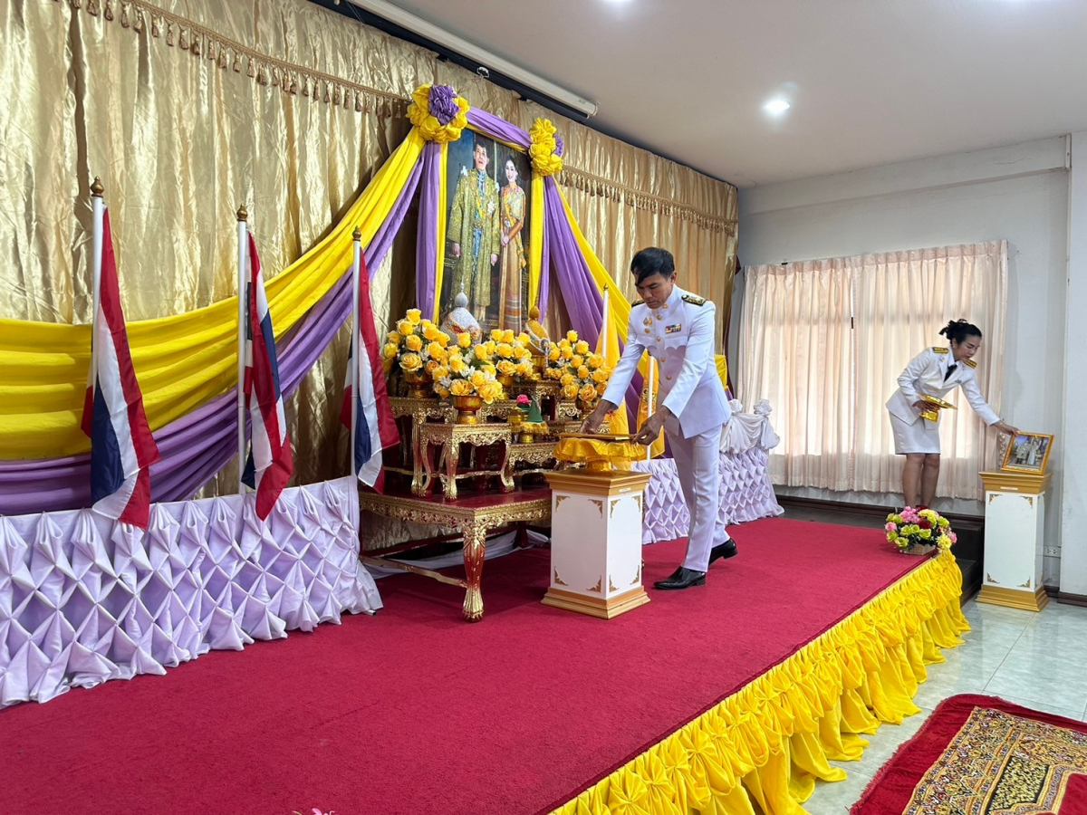 พิธีรับพระราชทานพระบรม ฉายาลักษณ์พระบาทสมเด็จพระเจ้าอยู่หัว และสมเด็จพระนางเจ้าฯ พระบรมราชินี