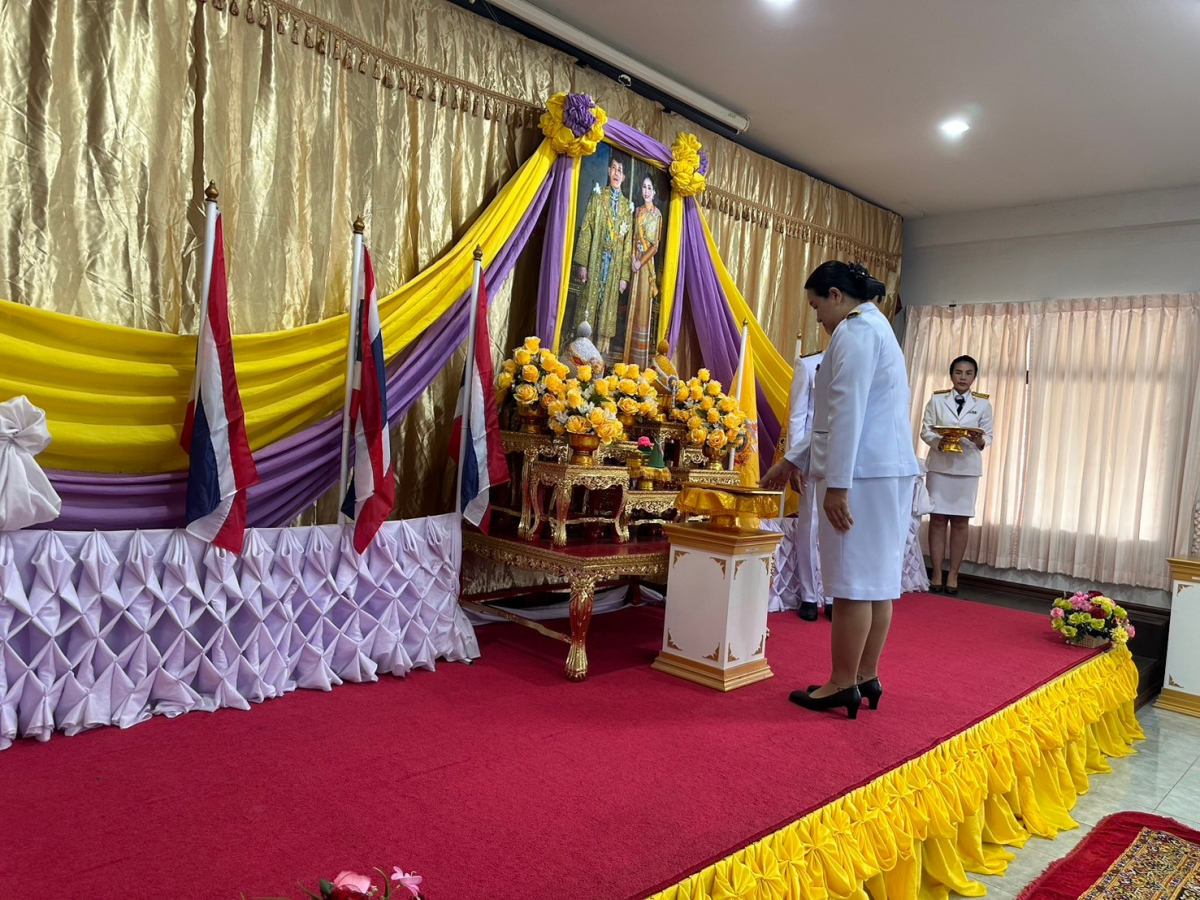 พิธีรับพระราชทานพระบรม ฉายาลักษณ์พระบาทสมเด็จพระเจ้าอยู่หัว และสมเด็จพระนางเจ้าฯ พระบรมราชินี