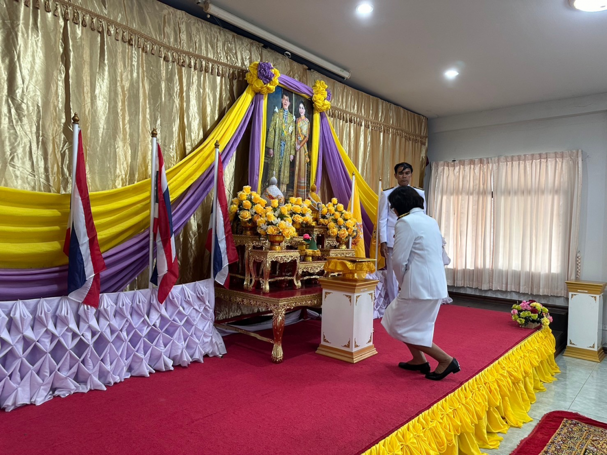พิธีรับพระราชทานพระบรม ฉายาลักษณ์พระบาทสมเด็จพระเจ้าอยู่หัว และสมเด็จพระนางเจ้าฯ พระบรมราชินี