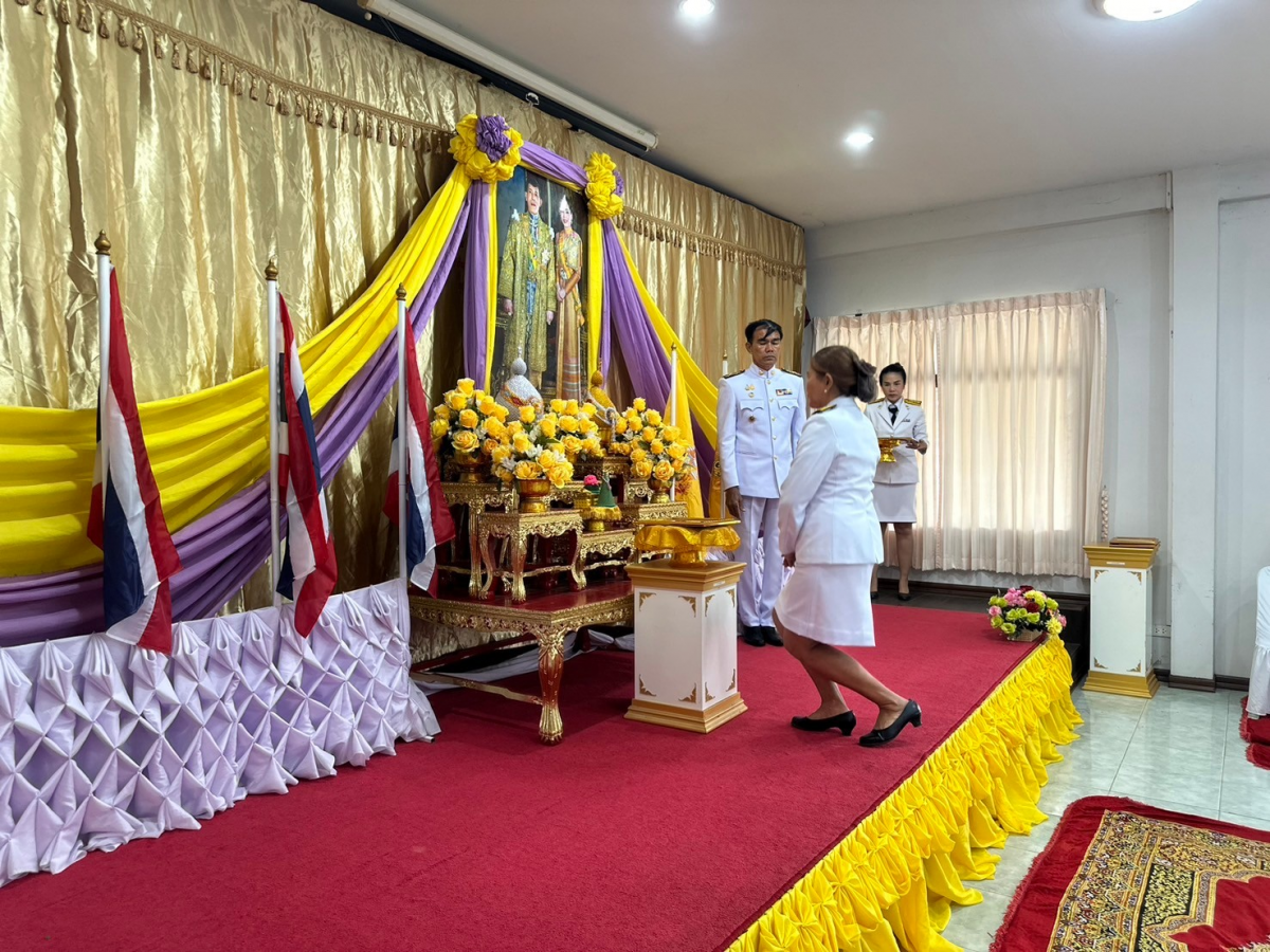 พิธีรับพระราชทานพระบรม ฉายาลักษณ์พระบาทสมเด็จพระเจ้าอยู่หัว และสมเด็จพระนางเจ้าฯ พระบรมราชินี