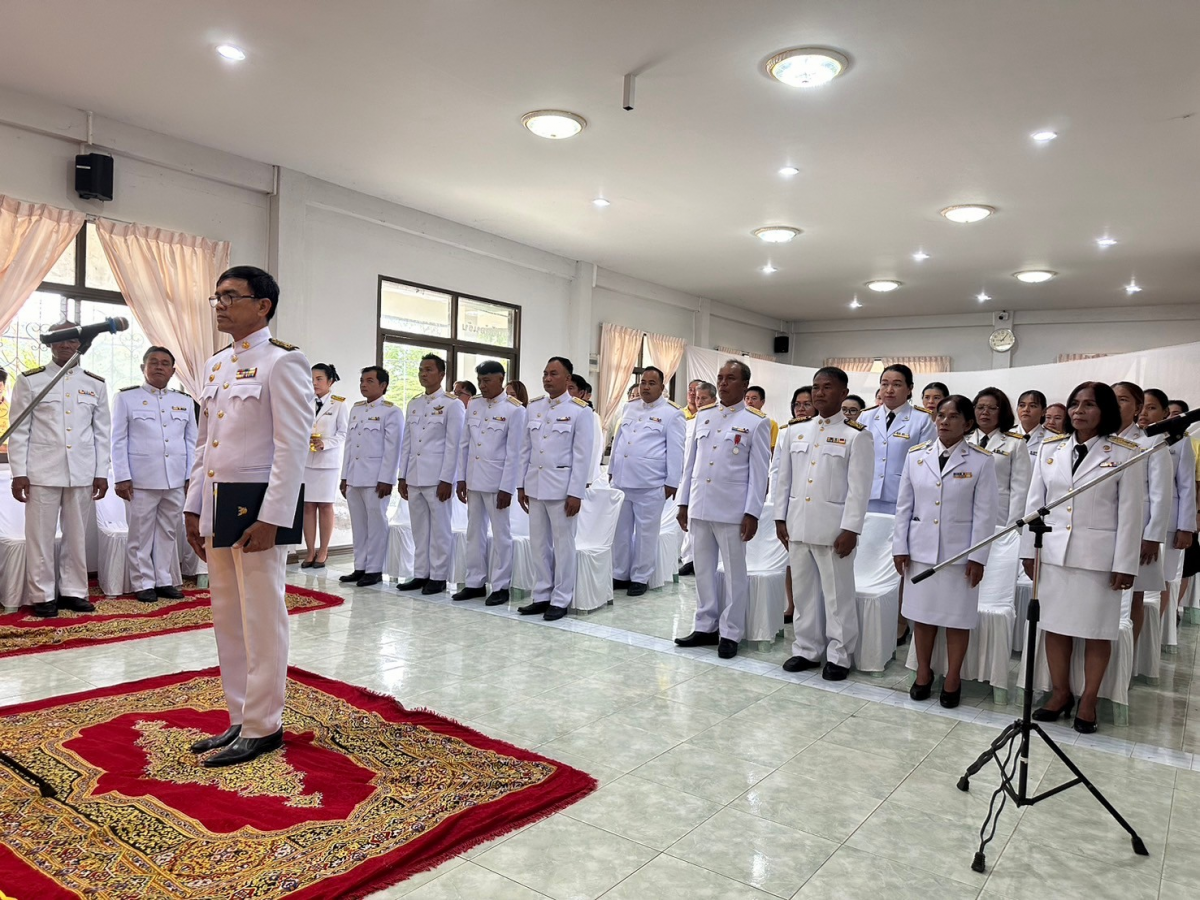 พิธีรับพระราชทานพระบรม ฉายาลักษณ์พระบาทสมเด็จพระเจ้าอยู่หัว และสมเด็จพระนางเจ้าฯ พระบรมราชินี