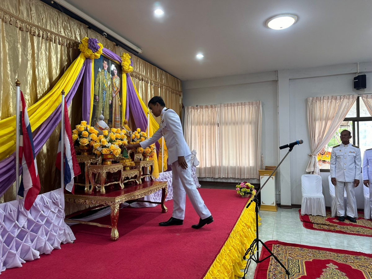 พิธีรับพระราชทานพระบรม ฉายาลักษณ์พระบาทสมเด็จพระเจ้าอยู่หัว และสมเด็จพระนางเจ้าฯ พระบรมราชินี