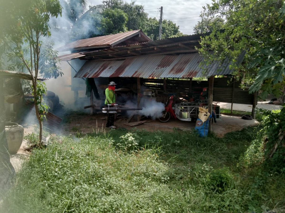 พ่นหมอกควันป้องกันการระบาดของโรคไข้เลือดออก บ้านโนนแดง หมู่ที่ 1