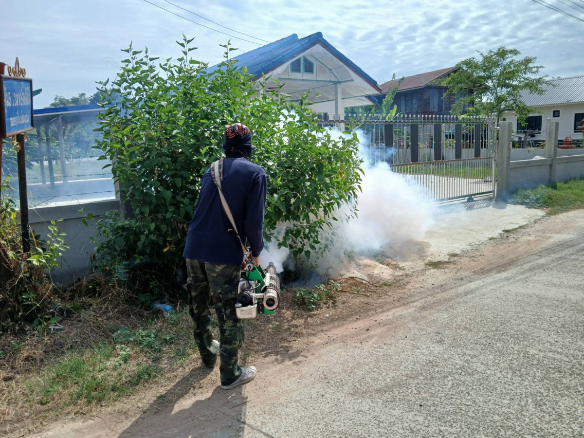 พ่นหมอกควันป้องกันการระบาดของโรคไข้เลือดออก บ้านโนนแดง หมู่ที่ 1