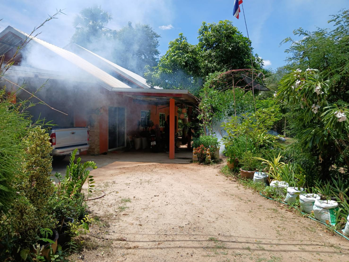พ่นหมอกควันป้องกันการระบาดของโรคไข้เลือดออก บ้านโนนแดง หมู่ที่ 1