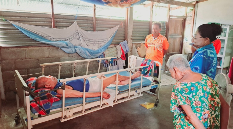 มอบผ้าอ้อมสำเร็จรูปให้ผู้ป่วยติดเตียงในตำบลภูหลวงฯ