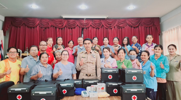 มอบกระเป๋าวัสดุอุปกรณ์วิทยาศาสตร์การแพทย์ให้กับผู้ดูแลผู้ป่วย (CG) ตำบลภูหลวง
