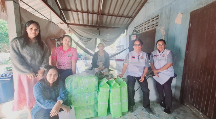 ลงพื้นที่ตำบลภูหลวงมอบผ้าอ้อมสำเร็จรูปให้แก่ผู้ป่วยติดเตียงฯ