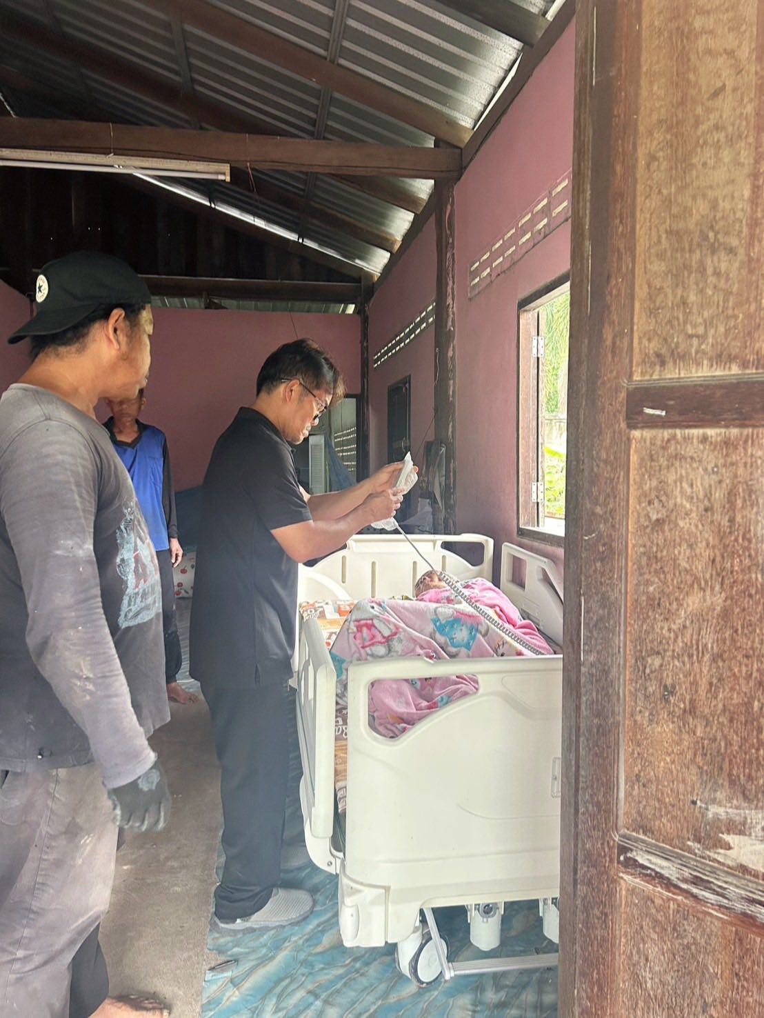 มอบเตียงนอนแบบไฟฟ้าให้แก่ผู้ป่วยติดเตียงที่เข้าร่วมโครงการ LTC