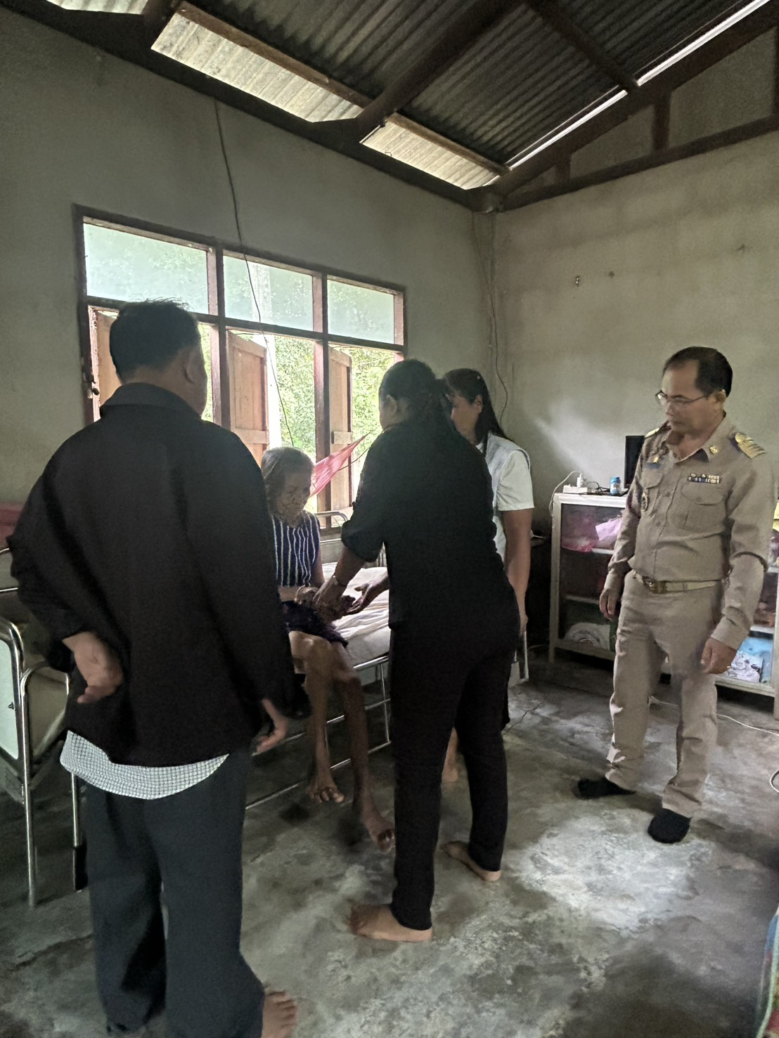 มอบเตียงให้แก่ผู้สูงอายุแขนขาอ่อนแรงฯ