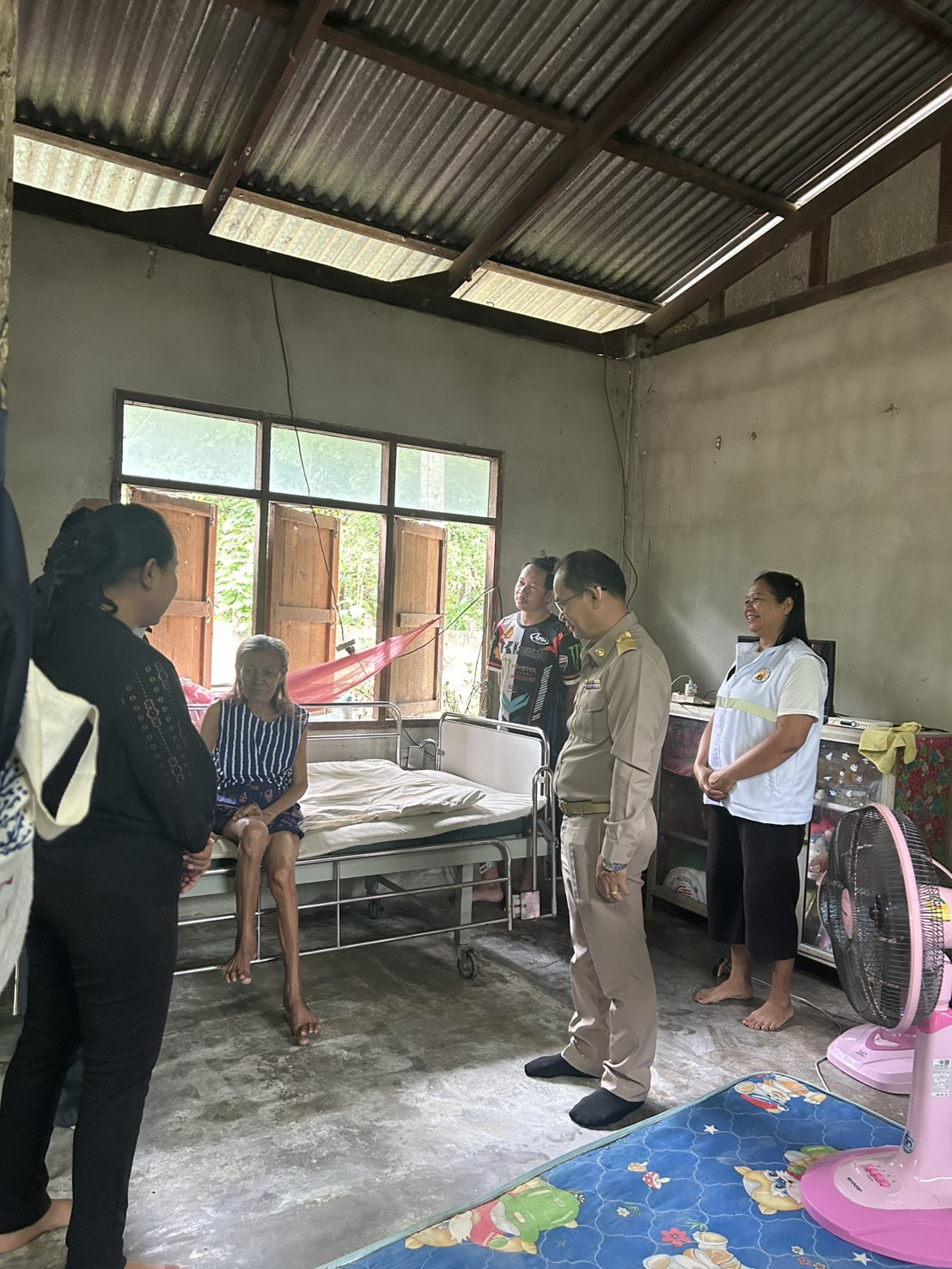 มอบเตียงให้แก่ผู้สูงอายุแขนขาอ่อนแรงฯ