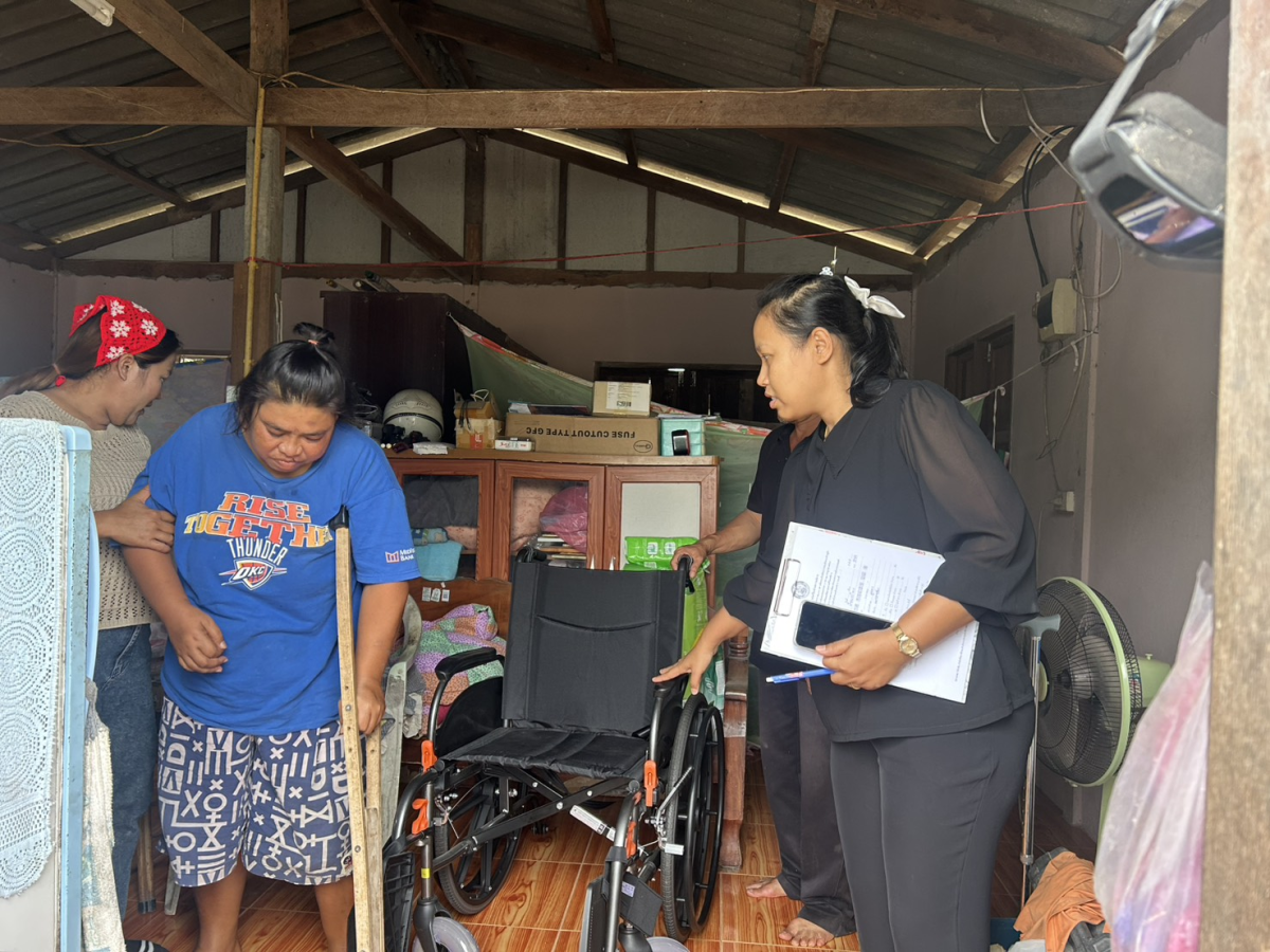 ส่งมอบรถเข็นให้แก่ผู้พิการที่ช่วยเหลือตัวเองไม่ได้