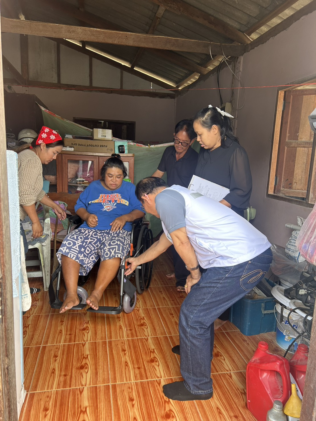 ส่งมอบรถเข็นให้แก่ผู้พิการที่ช่วยเหลือตัวเองไม่ได้