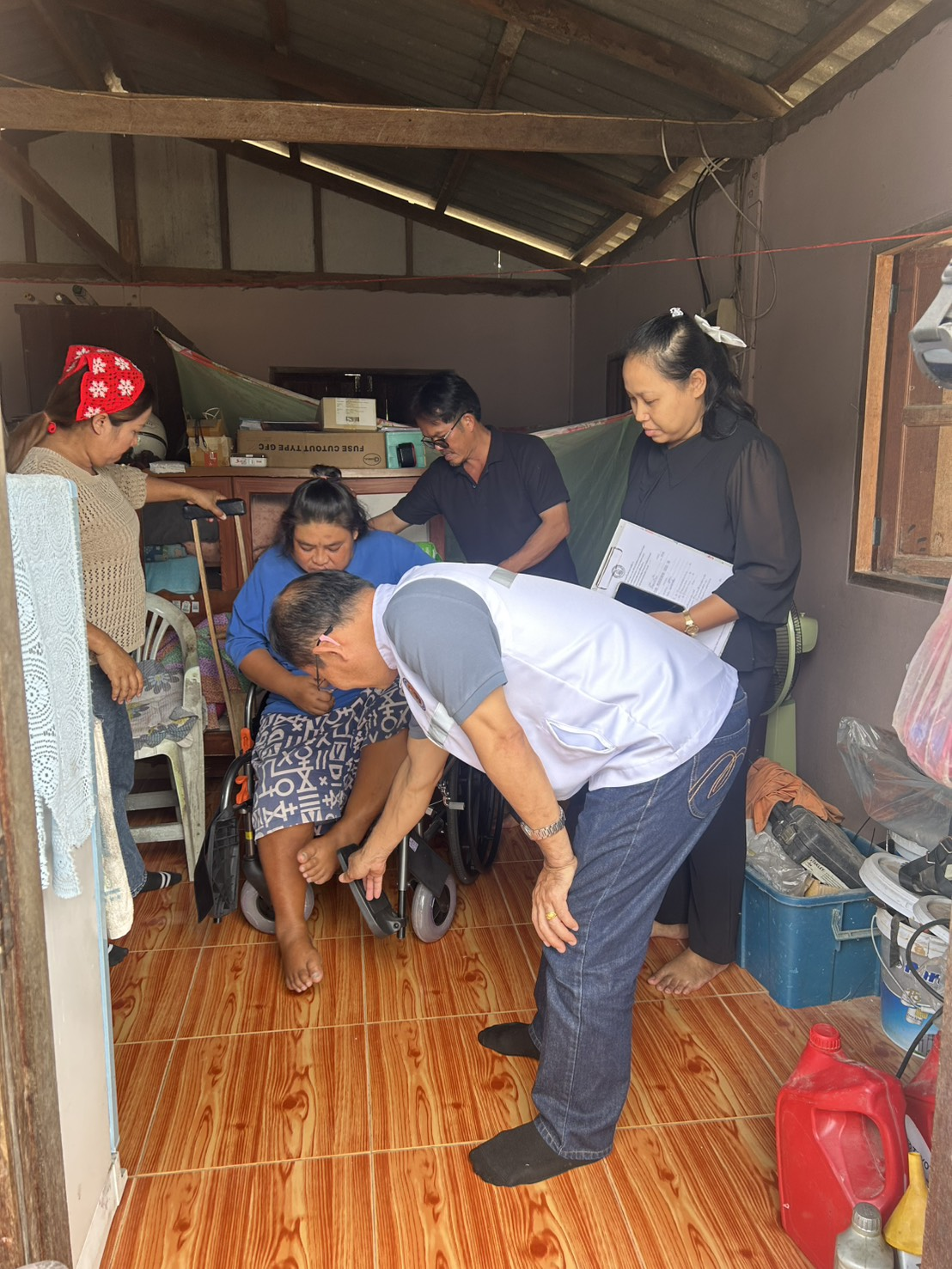 ส่งมอบรถเข็นให้แก่ผู้พิการที่ช่วยเหลือตัวเองไม่ได้