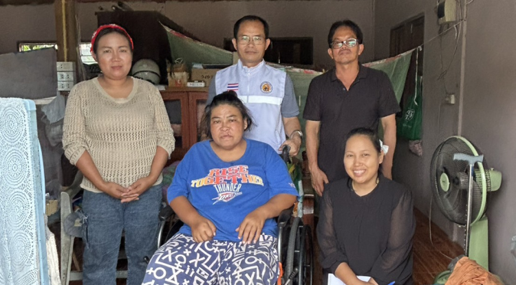 ส่งมอบรถเข็นให้แก่ผู้พิการที่ช่วยเหลือตัวเองไม่ได้