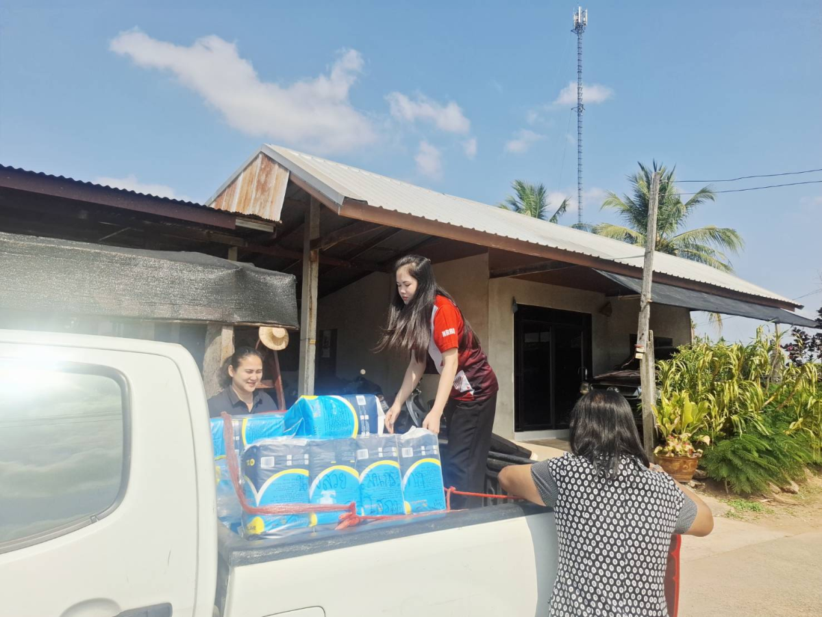 มอบผ้าอ้อมสำเร็จรูป เพื่อช่วยเหลือผู้ป่วยติดเตียง ในความดูแลของศูนย์ส่งเสริมฟื้นฟูและพัฒนาคุณภาพชีวิตผู้สูงอายุและผู้พิการตำบลภูหลวง