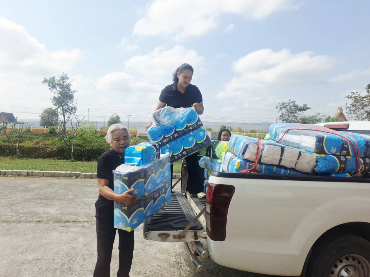 มอบผ้าอ้อมสำเร็จรูป เพื่อช่วยเหลือผู้ป่วยติดเตียง ในความดูแลของศูนย์ส่งเสริมฟื้นฟูและพัฒนาคุณภาพชีวิตผู้สูงอายุและผู้พิการตำบลภูหลวง