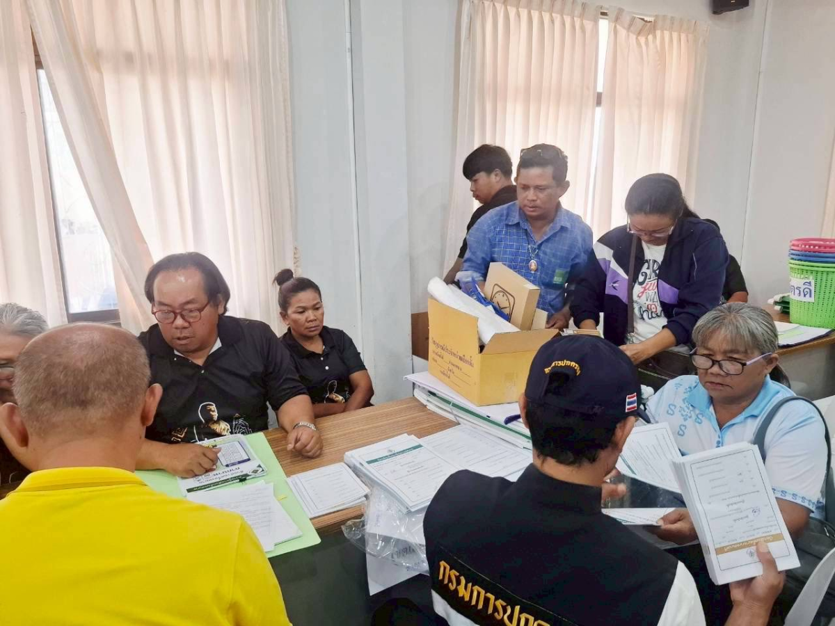 รับมอบหีบบัตรและวัสดุอุปกรณ์ สำหรับการเลือกตั้งสมาชิกสภาเทศบาลตำบลภูหลวง และนายกเทศมนตรีตำบลภูหลวง อำเภอปักธงชัย จังหวัดนครราชสีมา