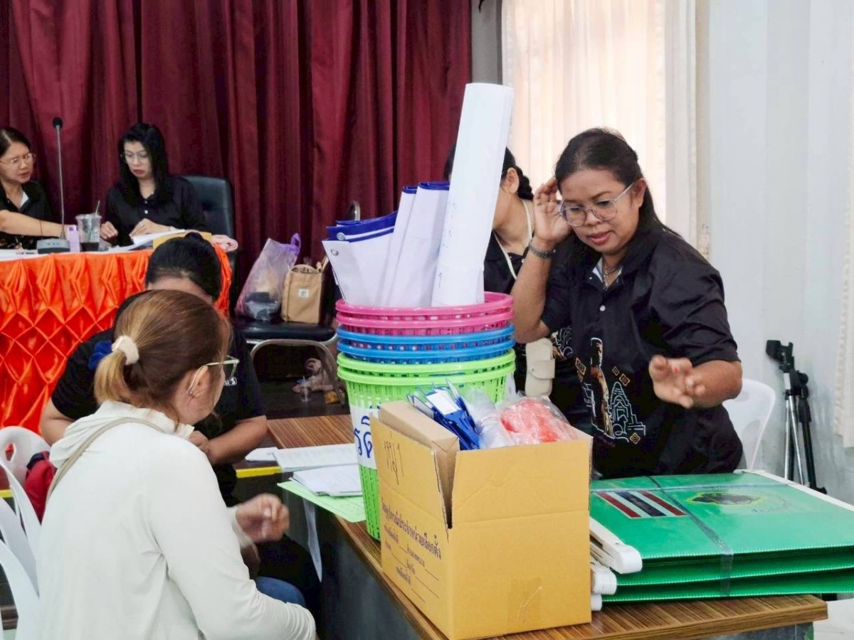 รับมอบหีบบัตรและวัสดุอุปกรณ์ สำหรับการเลือกตั้งสมาชิกสภาเทศบาลตำบลภูหลวง และนายกเทศมนตรีตำบลภูหลวง อำเภอปักธงชัย จังหวัดนครราชสีมา