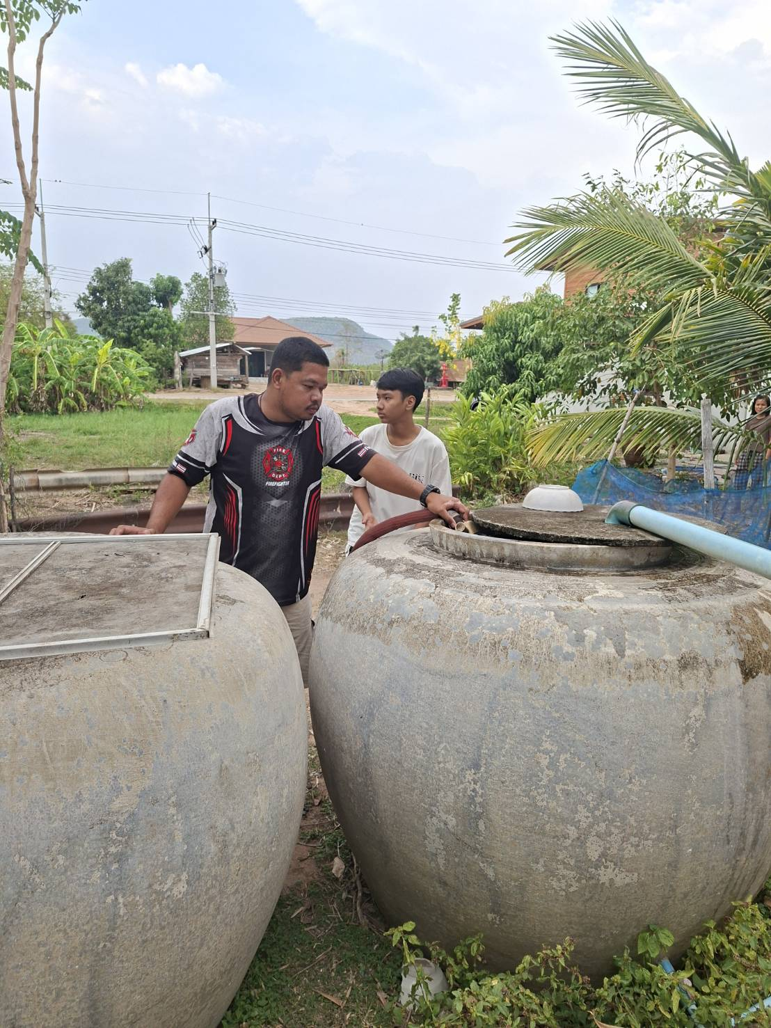 เทศบาลตำบลภูหลวง ได้ออก แจกจ่ายน้ำ สำหรับอุปโภค-บริโภค