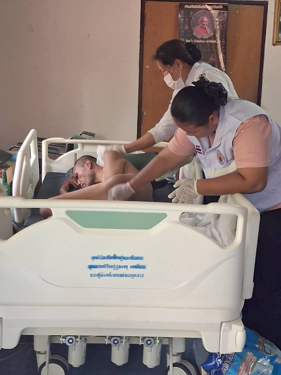 ส่งมอบครุภัณฑ์และวัสดุทางการแพทย์ พร้อมด้วยผ้าอ้อมสำเร็จรูป ให้ กับผู้ป่วยในศูนย์ส่งเสริมและฟื้นฟู คุณภาพชีวิตผู้สูงอายุ ผู้พิการ และผู้ด้อยโอกาสตำบลภูหลวง