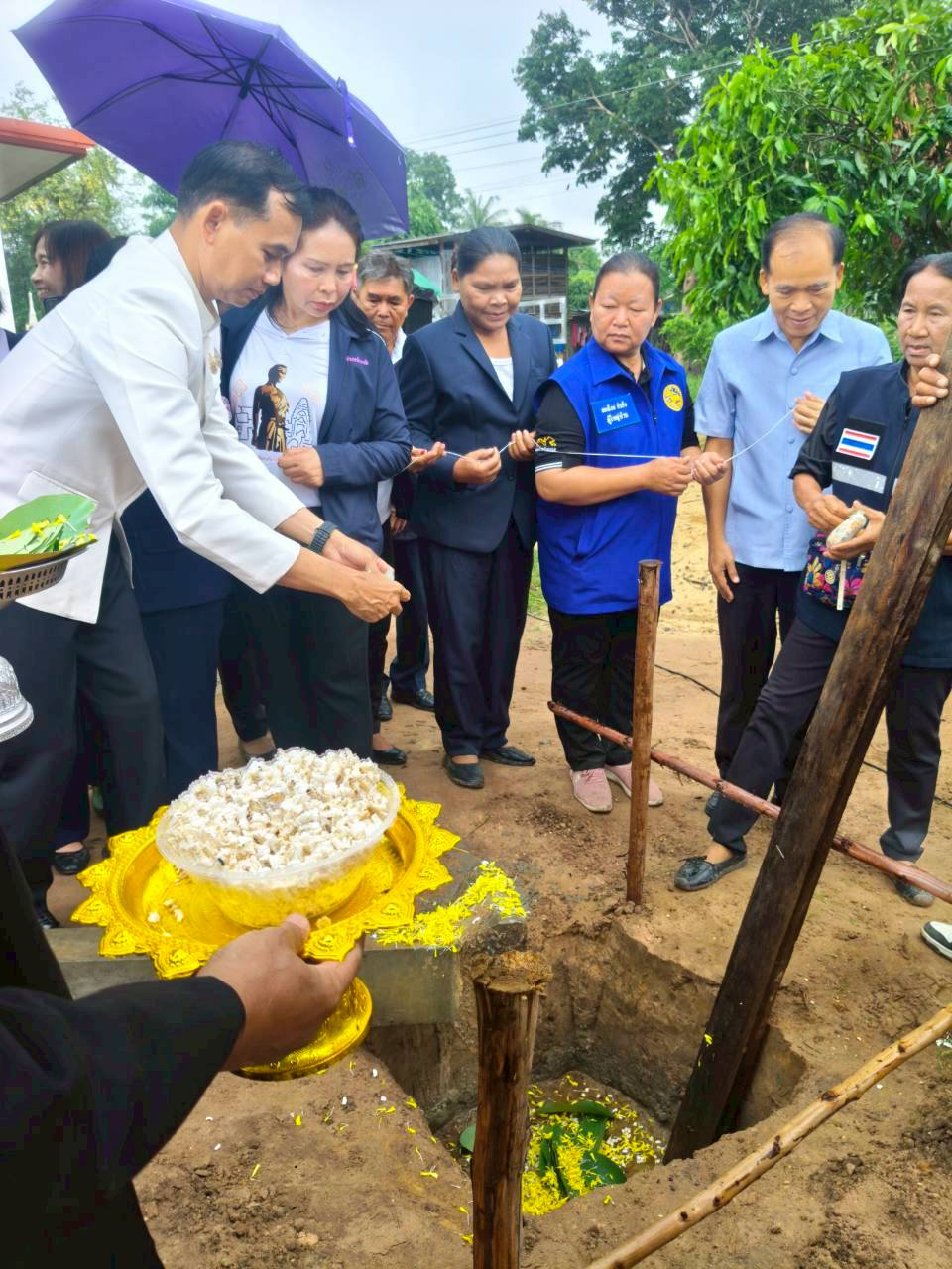 พิธีลงเสาเอกสร้างบ้านกองทุนย่าโม โครงการรวมพลังปักธงชัย สานสายใยชุมชน  