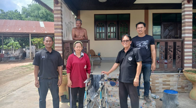 ส่งมอบรถเข็น และผ้าอ้อมสำเร็จรูป ให้กับผู้ป่วยในศูนย์ส่งเสริมและฟื้นฟู คุณภาพชีวิตผู้สูงอายุ ผู้พิการ และผู้ด้อยโอกาสตำบลภูหลวง