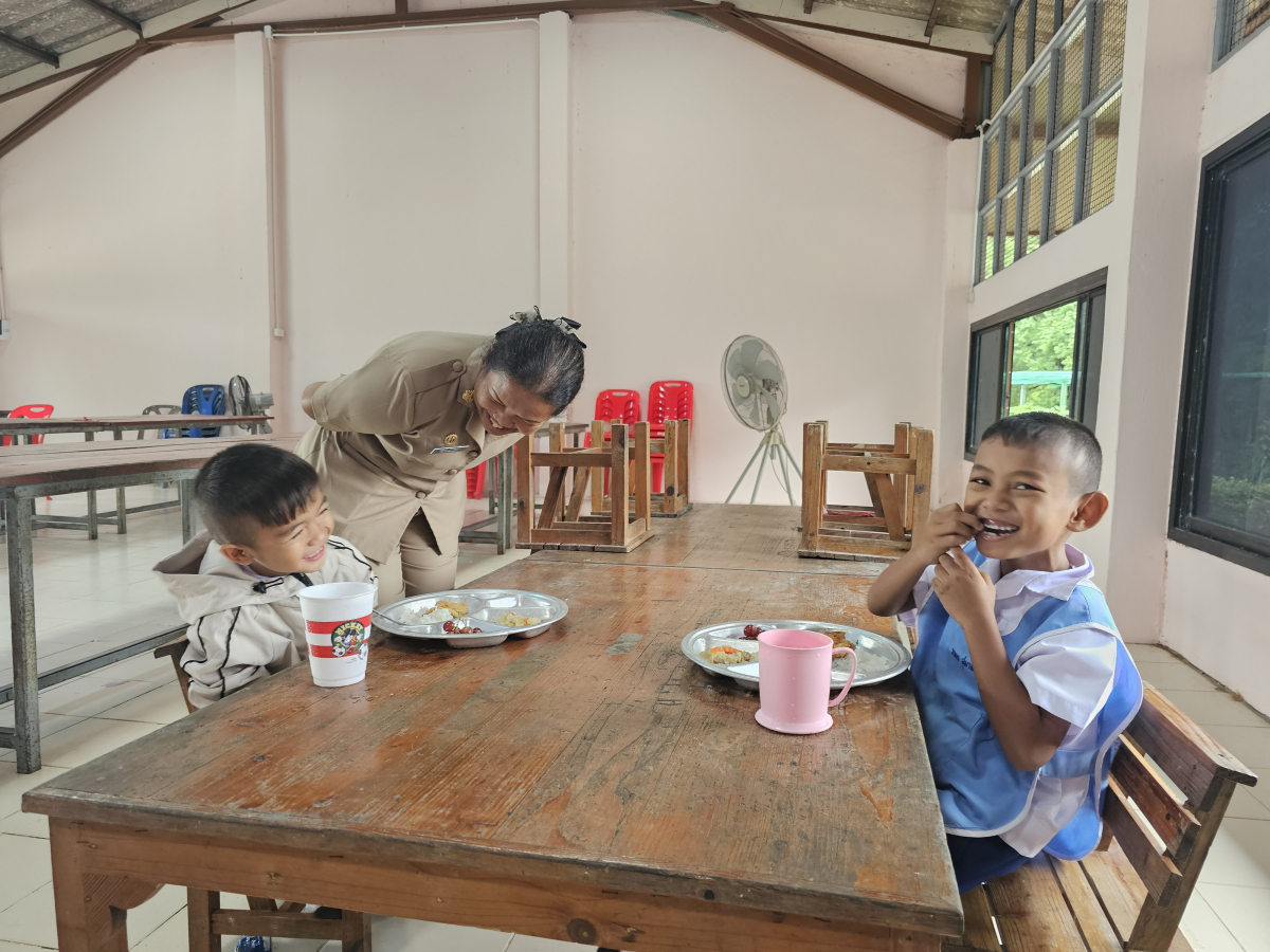 ตรวจสอบโครงการอาหารกลางวัน