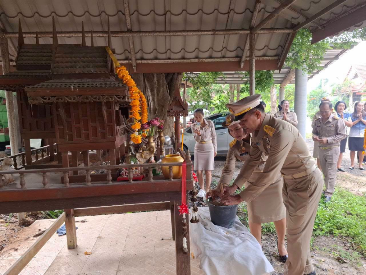 สักการะศาลพระภูมิเจ้าที่ และศาลตา ศาลยาย สิ่งศักดิ์สิทธิ์ประจำเทศบาลตำบลภูหลวง