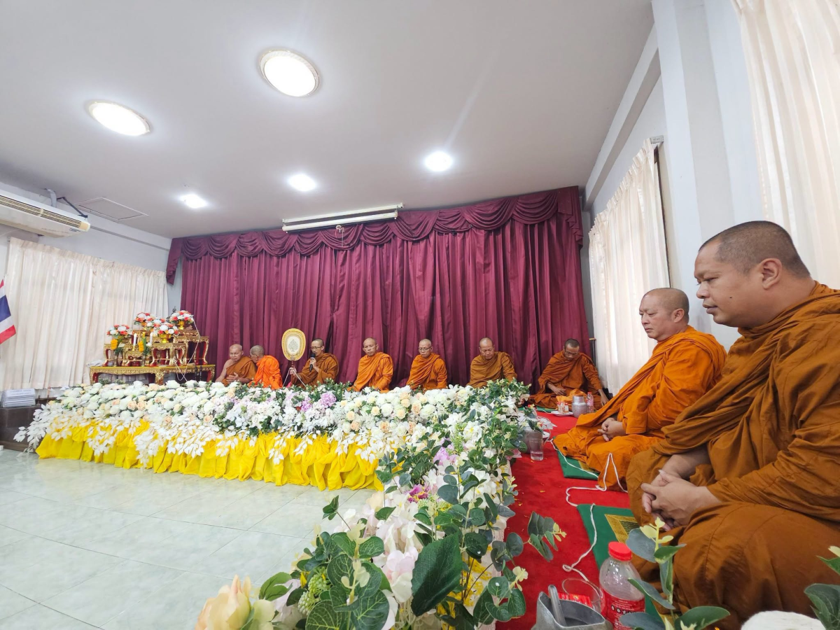 พิธีประดับอินธนูให้แก่พนักงานเทศบาลและพนักงานจ้างเทศบาลตำบลภูหลวง และทำบุญเลี้ยงพระเพลสำนักงานเทศบาลตำบลภูหลวง