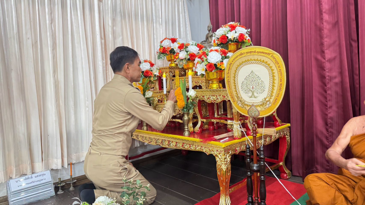พิธีประดับอินธนูให้แก่พนักงานเทศบาลและพนักงานจ้างเทศบาลตำบลภูหลวง และทำบุญเลี้ยงพระเพลสำนักงานเทศบาลตำบลภูหลวง