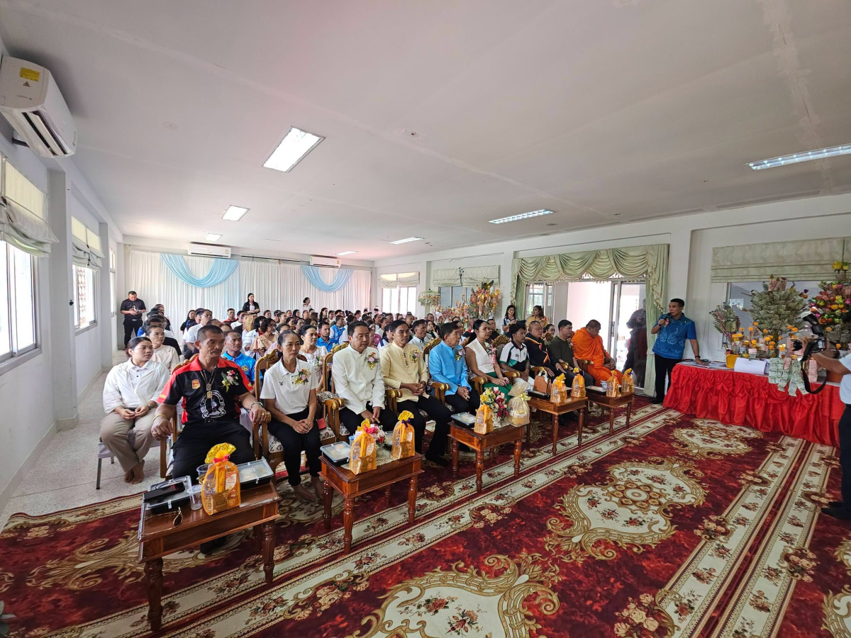 ร่วมพิธีทอดผ้าป่าสามัคคี เพื่อสมทบทุนในการก่อสร้างอาคารอเนกประสงค์