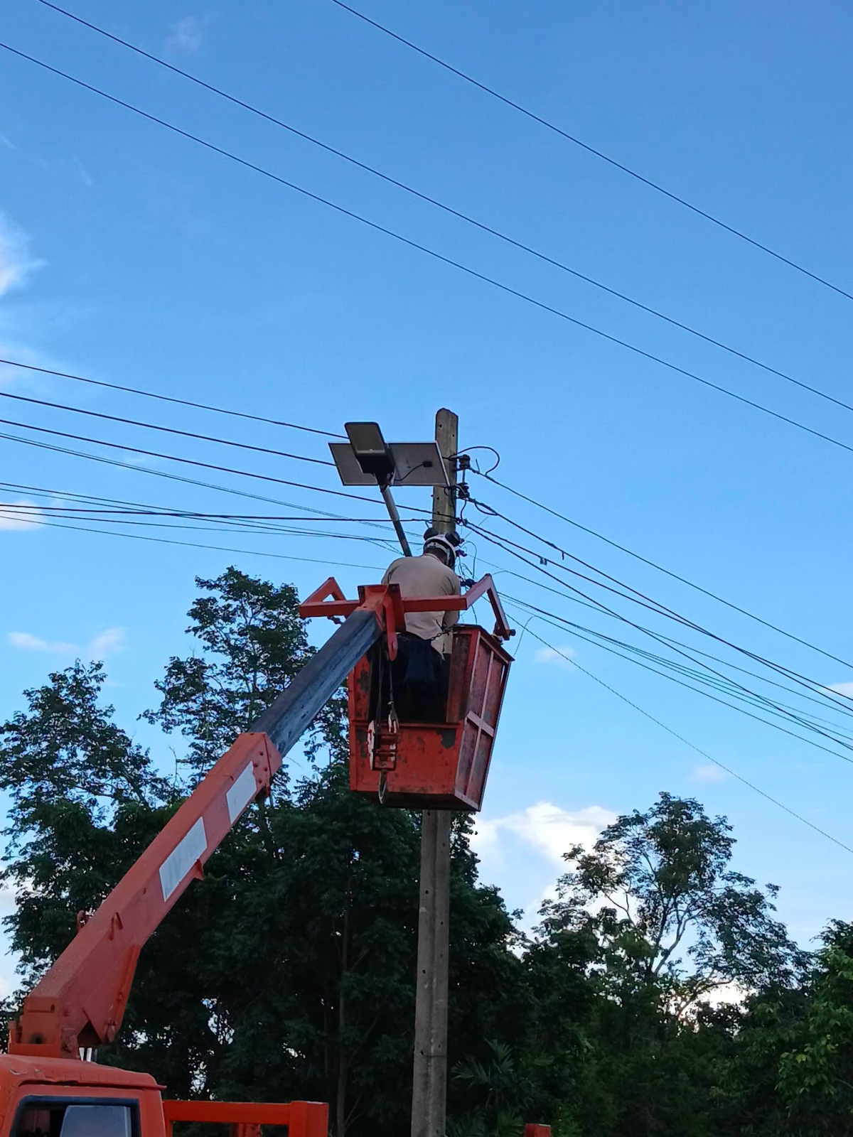 ลงพื้นที่ซ่อมแซมระบบไฟฟ้าส่องสว่างสาธารณะ